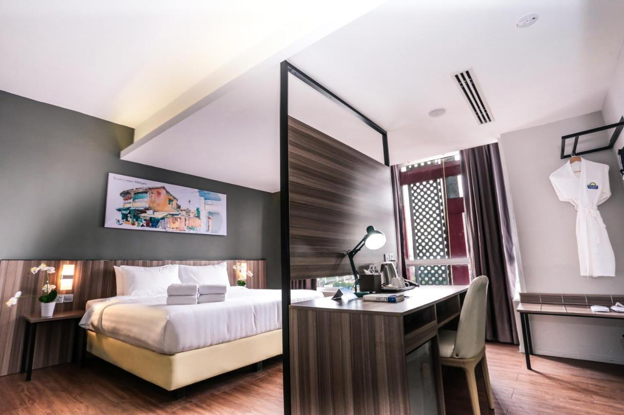 Days Hotel & Suites By Wyndham Fraser Business Park Kl Kuala Lumpur Esterno foto