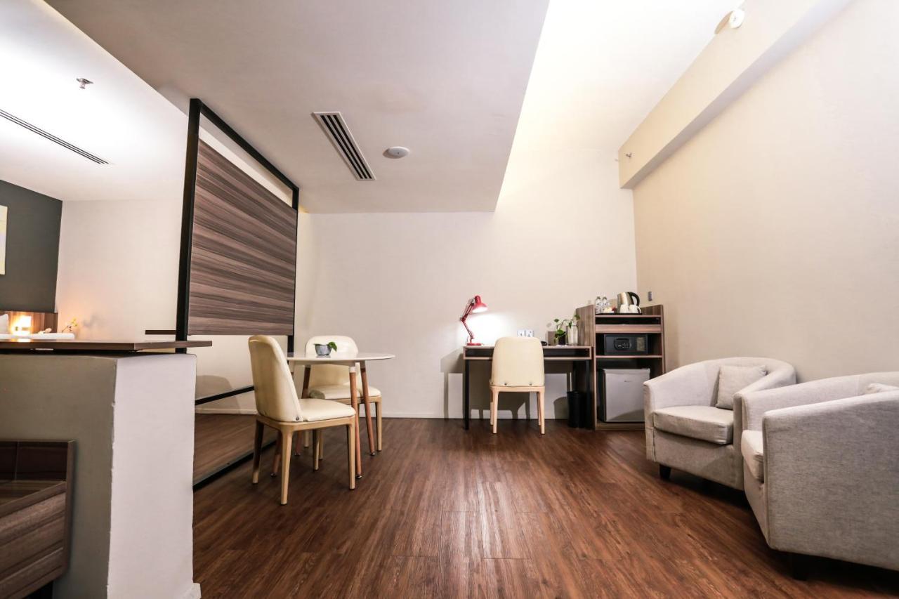 Days Hotel & Suites By Wyndham Kl - Chan Sow Lin Mrt Or Lrt Kuala Lumpur Esterno foto