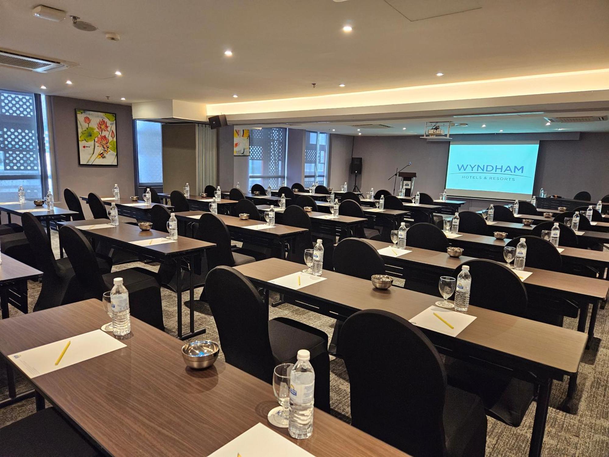 Days Hotel & Suites By Wyndham Kl - Chan Sow Lin Mrt Or Lrt Kuala Lumpur Esterno foto