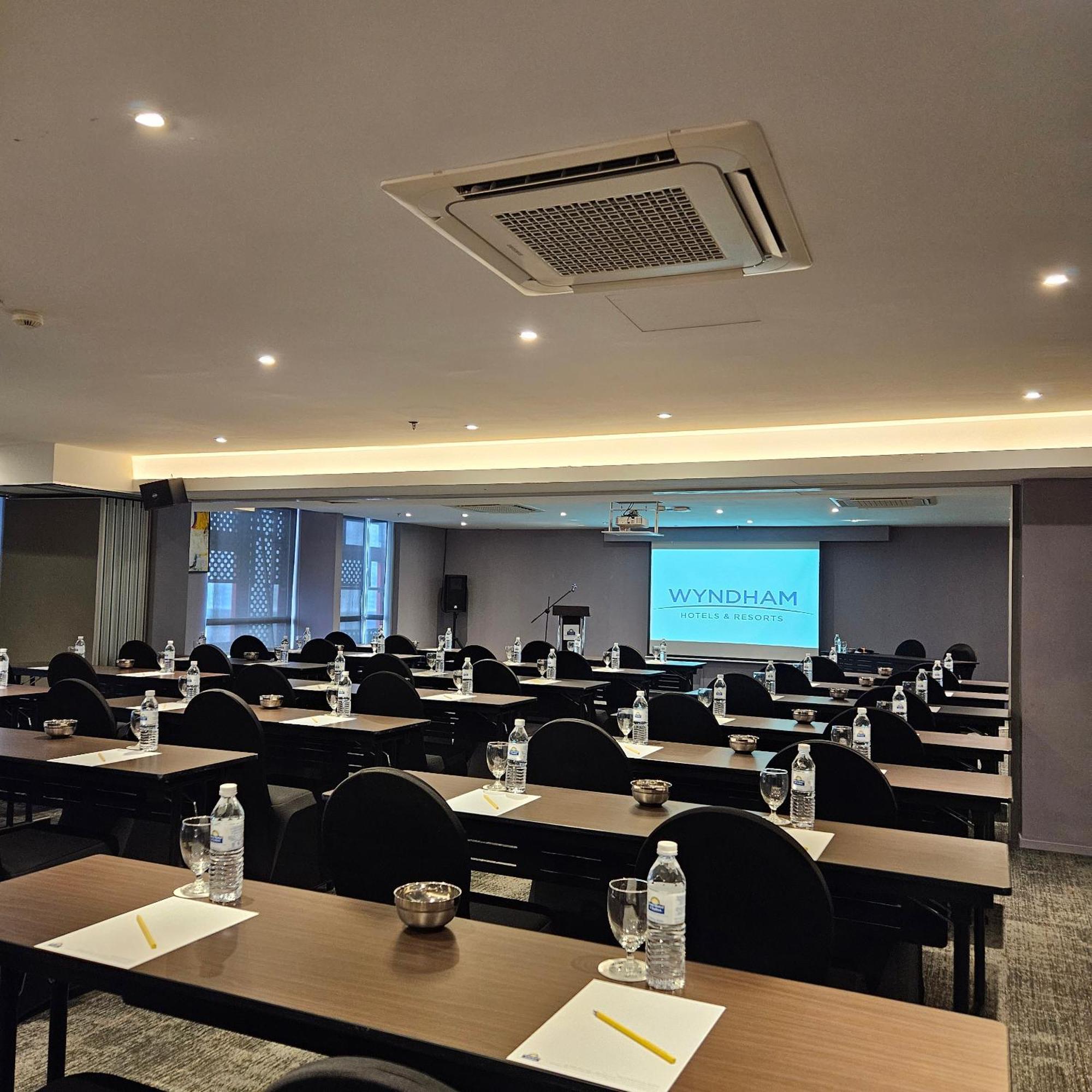 Days Hotel & Suites By Wyndham Kl - Chan Sow Lin Mrt Or Lrt Kuala Lumpur Esterno foto