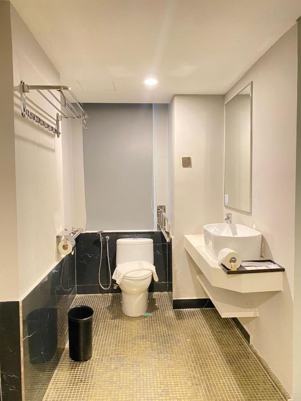 Days Hotel & Suites By Wyndham Kl - Chan Sow Lin Mrt Or Lrt Kuala Lumpur Esterno foto