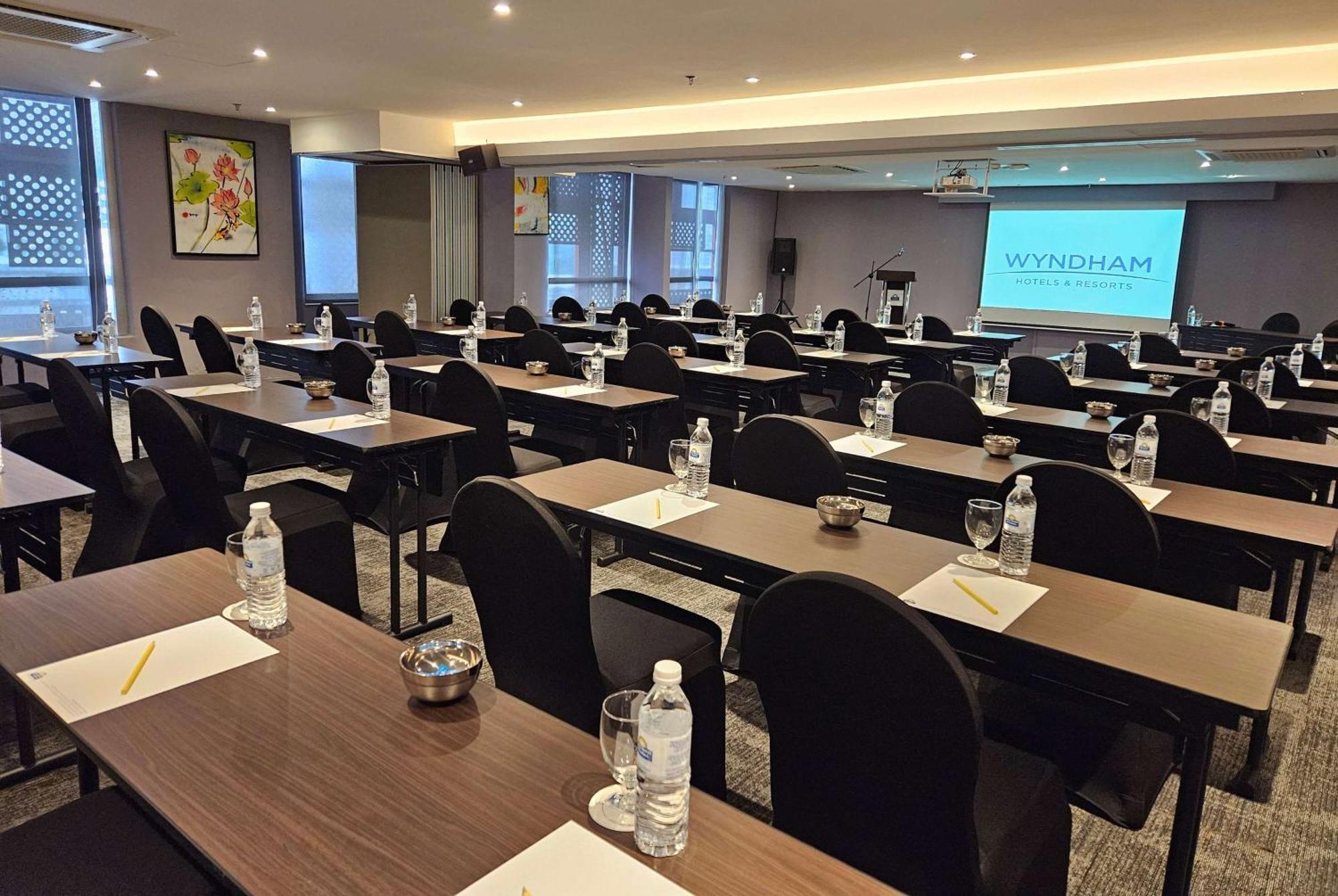 Days Hotel & Suites By Wyndham Kl - Chan Sow Lin Mrt Or Lrt Kuala Lumpur Esterno foto